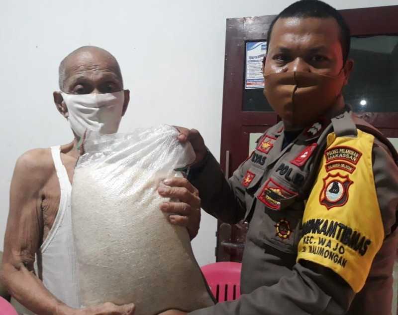 Ringankan Beban Warga, Bhabinkamtibmas Malimongan Bagikan Beras dari Mabes Polri