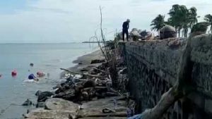 Warga Buang Sampah dan Cemari Pantai Ujung Tape, Kepala DLH Pinrang Angkat Tangan