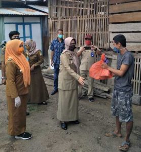 Serahkan Sembako ke Warga Terdampak Covid-19, Ini Pesan Wabup Sinjai