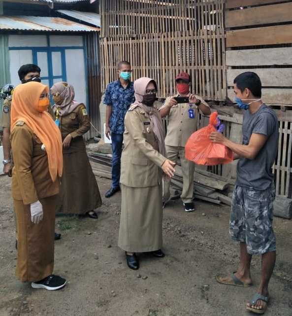 Serahkan Sembako ke Warga Terdampak Covid-19, Ini Pesan Wabup Sinjai