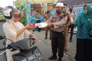6.5 foto takalar kompak Kompak, Kapolsek dan Camat Marbo Bagi Takjil di Depan Pos Ketupat Covid 19