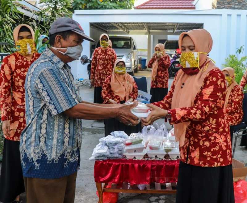 DWP Selayar Kolaborasi KSK Berikan paket Makanan ke Kaum Dhuafa