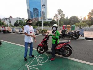 Foto 2 JNE Bersama Ikhlas Foundation Bagikan 1500 Nasi Bungkus