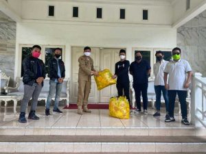 Dukung PSBB, Komunitas Anak Baik-Baik Serahkan Bantuan Ribuan Masker dan Hand Sanitizer ke Pemkab Gowa