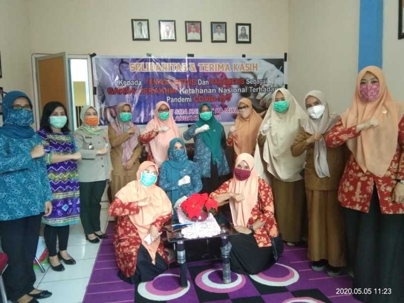 Tim Penggerak PKK Luwu Timur Serahkan Bantuan APD ke Tiga Puskesmas