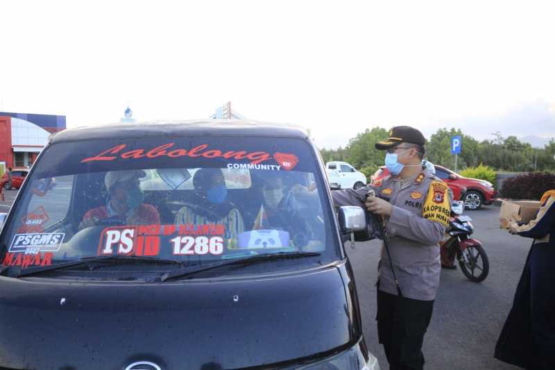 Kapolres Bersama Bhayangkari Bantaeng Bagikan 350 paket Takjil