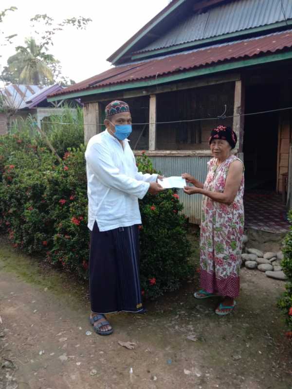 Mantan Anggota Legislatif Lutra Bagi Zakat Fitrah ke 15 Warga Tak Mampu