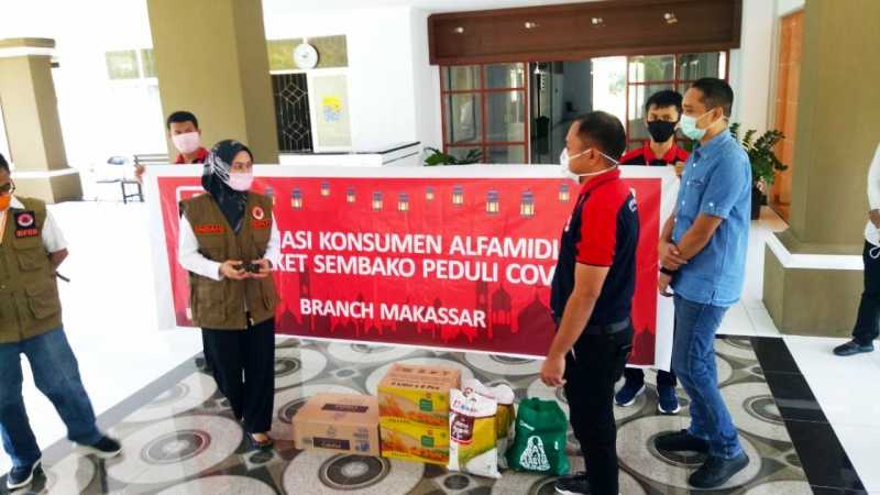 Pengelola Dana Donasi Konsumen Alfamidi Salurkan Paket Sembako Peduli Covid-19 di Lutra