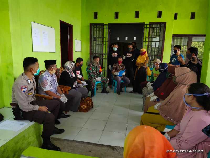 Bhabinkamtibmas Babinsa Kawal Pencairan BLT