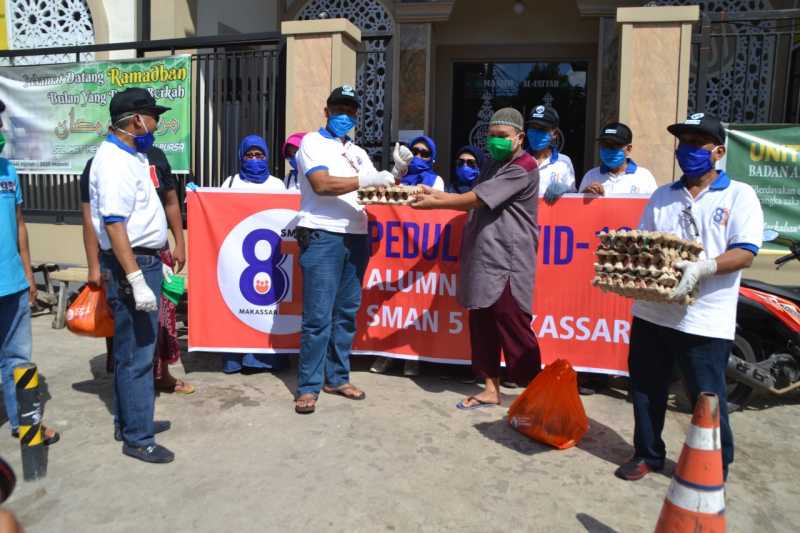 Alumni 81 SMAN 5 Makassar Bagikan Ratusan Paket Sembako