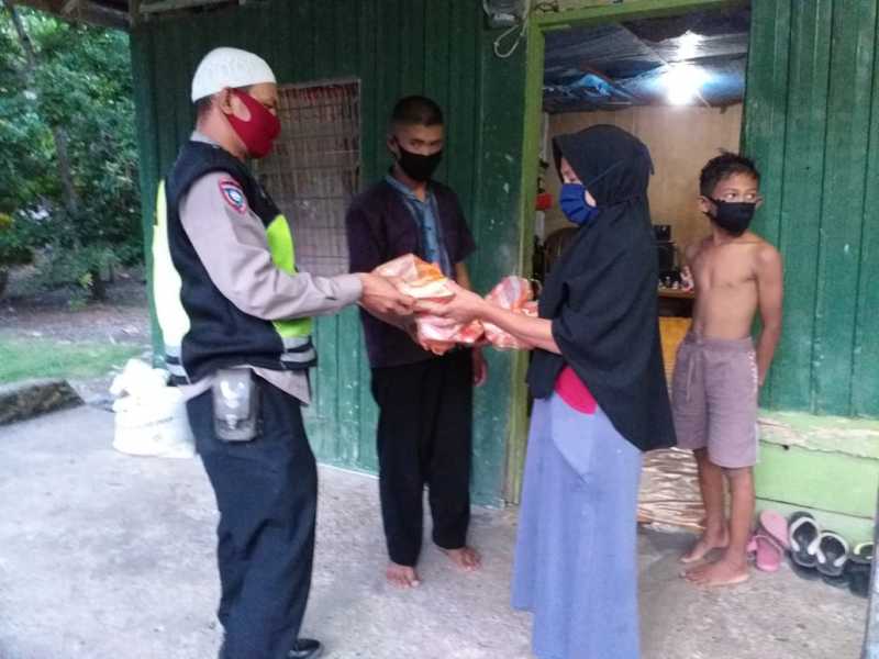 Polisi di Luwu Sumbangkan 1 Ton Beras dan Mobil untuk Warga Terdampak Corona