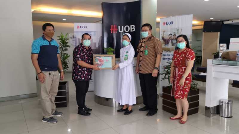 Covid-19, Bank UOB Indonesia Donasikan APD ke RS Stella Maris Makassar