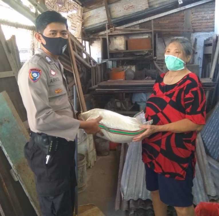 Bhabinkamtibmas Ende Distribusikan Bantuan Beras Mabes Polri
