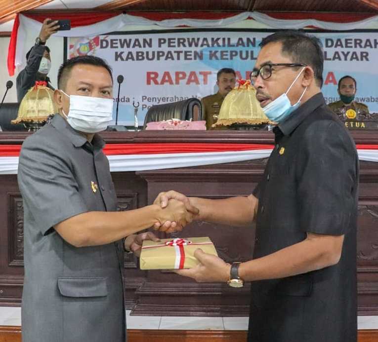 Bupati Serahkan Ranperda Pertanggungjawaban Pelaksanaan APBD T.A 2019