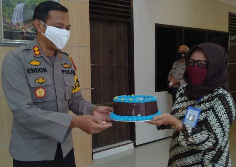 HUT Ke-20, Harian Upeks Dapat Surprise Dari Kapolres Enrekang