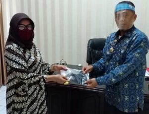 12.6 foto enrek serah HUT ke-20, Wartawan Upeks Serahkan Masker ke Kadis Kominfo Statistik Enrekang