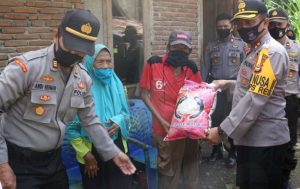 12.6 foto taka kapolres Peduli Covid-19, Kapolres Takalar Bagi Sembako ke Kaum Dhuafa