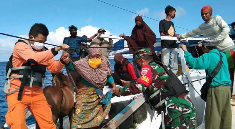 KM Reski Perdana Hanyut, Tim SAR Pos Selayar dan SAR Pos AL Evakuasi 24 Penumpang