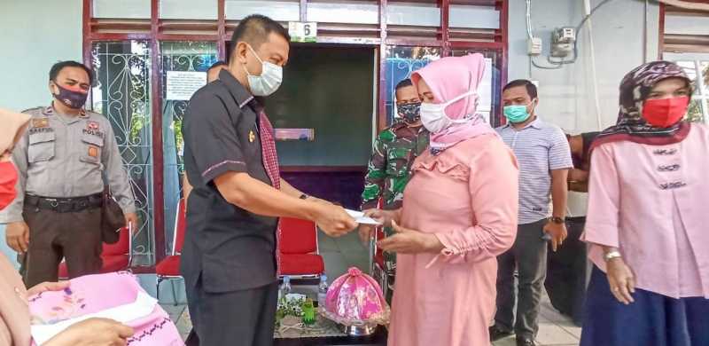 Bupati Selayar Serahkan Bantuan Dana Stimulus ke Pelaku UMKM