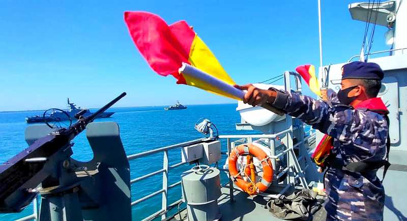 Tiga Kapal Perang TNI AL Latihan Manuver Taktis Di Sekitar Laut Makassar