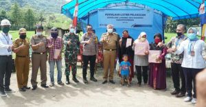 17.6 foto PLN Penantian 53 Tahun, PLN Persembahkan Listrik untuk Dusun Lome