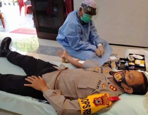 Sambut Hari Bhayangkara Ke-74, Kapolres Enrekang Donor Darah