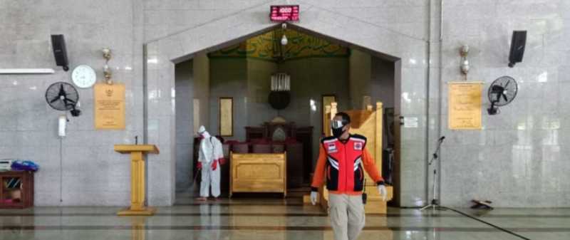 Sejumlah Mesjid Disemprot Disinfektan oleh Tim Gugus Covid-19 