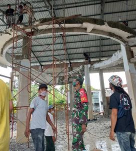 21.6 foto enrek koramil Koramil-01/Maiwa dan Warga Binaan Gotong Royong Rehab Masjid