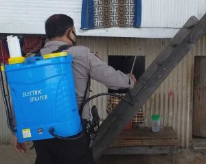 22.6 foto bhabin jaya Bhabinkamtibmas Pulau Barrang Caddi Semprot Disinfektan Pemukiman Warga