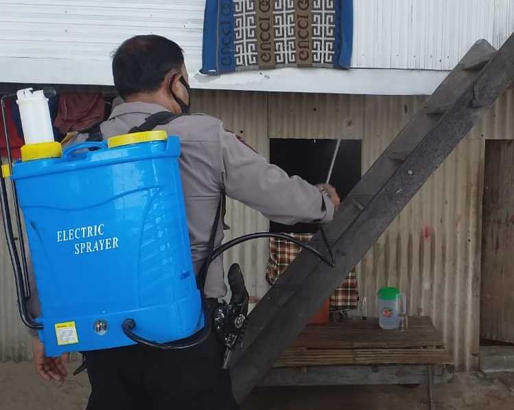 Bhabinkamtibmas Pulau Barrang Caddi Semprot Disinfektan Pemukiman Warga