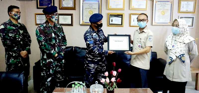 ''Pahlawan'' di Tengah Kelangkaan APD, Prajurit TNI AL Posmat Bira Dapat Penghargaan
