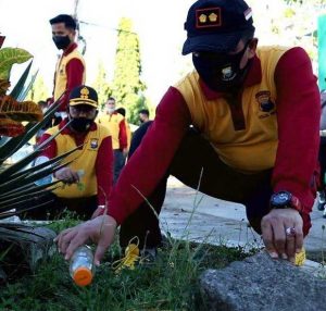 23.6 foto taka bakti Bhakti Religi, Polres Takalar Bersihkan Masjid Agung dan TMP