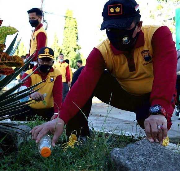 Bhakti Religi, Polres Takalar Bersihkan Masjid Agung dan TMP