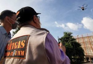 UNM Sukses Uji Coba Drone Penyemprot Disinfektan
