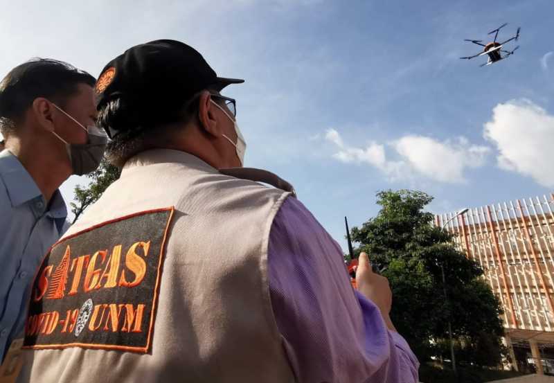 UNM Sukses Uji Coba Drone Penyemprot Disinfektan