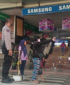 24.6 foto awasi Sambut New Normal, Polres Pelabuhan Makassar Awasi Pengunjung Mall