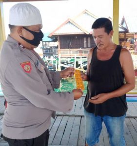 24.6 foto bhabin c Bhabinkamtibmas Pulau Barrang Lompo Bagikan Vitamin C ke Warga