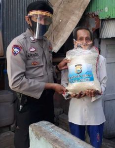 24.6 foto bhabin ende Bhabinkamtibmas Ende Distribusikan Beras Polres Pelabuhan Makassar