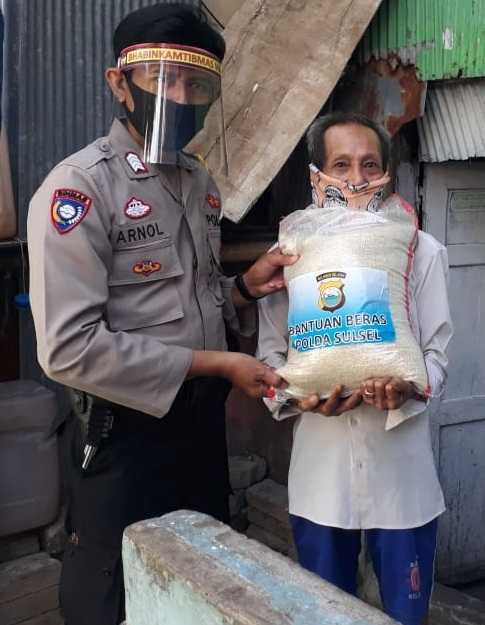Bhabinkamtibmas Ende Distribusikan Beras Polres Pelabuhan Makassar
