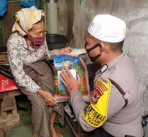 25.6 foto peduli Peduli Warga, Bhabinkamtibmas Pattingalloang Salurkan Sembako