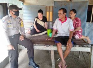 25.6 foto taka babin ujung Bhabinkamtibmas Ujung Baji Imbau Warga Pakai Masker