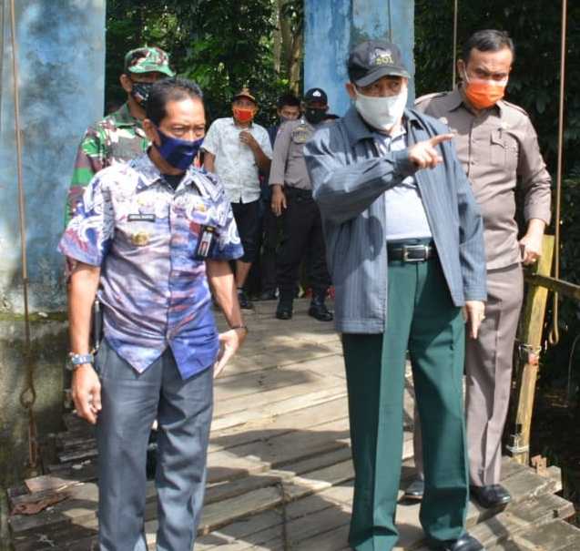 Serahkan BLT Dana Desa, Bupati Dollah Mando Tinjau Jembatan Ambruk