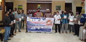 Kapolres Enrekang Serahkan SIM ke Warga Kelahiran 1 Juli