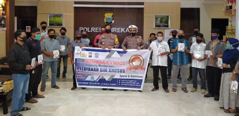 Kapolres Enrekang Serahkan SIM ke Warga Kelahiran 1 Juli
