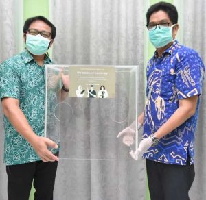 26.6 foto gowa serahkan PKK Gowa-Little Juin Serahkan 31 Kotak Aerosol untuk Tenaga Medis
