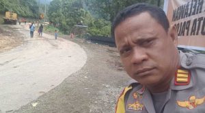 Brimob Kompi 3 Yon B Pelopor Baebunta, Bantu atasi Material Longsor Poros Palopo-Torut