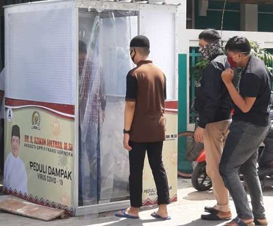 Bantu Gerbang Disinfektan di Masjid, Azikin Solthan Ajak Jaga Soliditas Kerberimanan