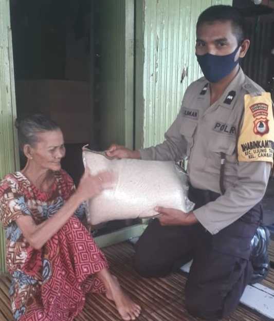 Bhabinkamtibmas Cambayya Beri Bantuan Beras ke Kaum Dhuafa