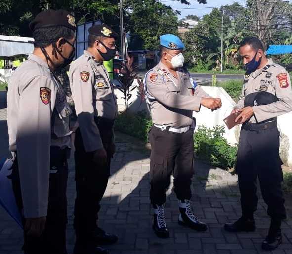 Kanit Provost Polsek Pattallassang Cek Kelengkapan Administrasi Anggota