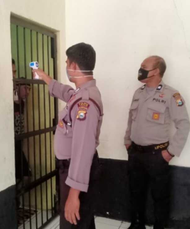 Sat Sabhara Polsek Pattallassang Cek Suhu Tubuh Tahanan